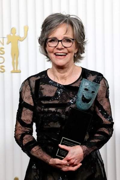 76-year-old Sally Field has refused to apologize for her gray hair, Check the comments below