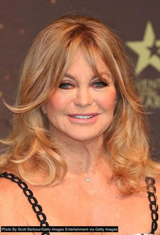 Goldie Hawn removes her makeup so we can see how she really looks