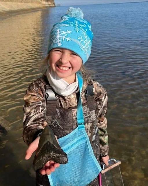 9-year-old girl finds prehistoric shark tooth on seashore